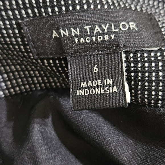 Ann Taylor Factory Houndstooth Pencil Skirt - Picture 3 of 6